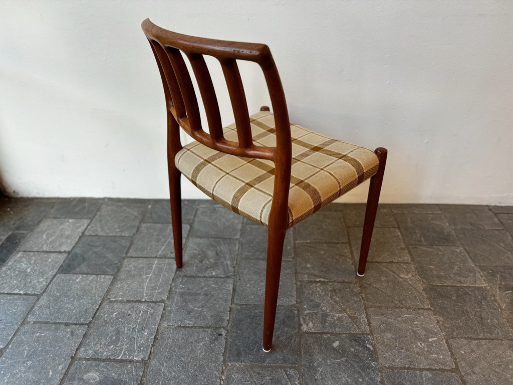 Chaise bois massif tissu carreaux de Niels Otto Moller