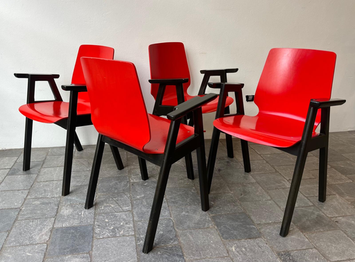 4 chaises rouges et noires